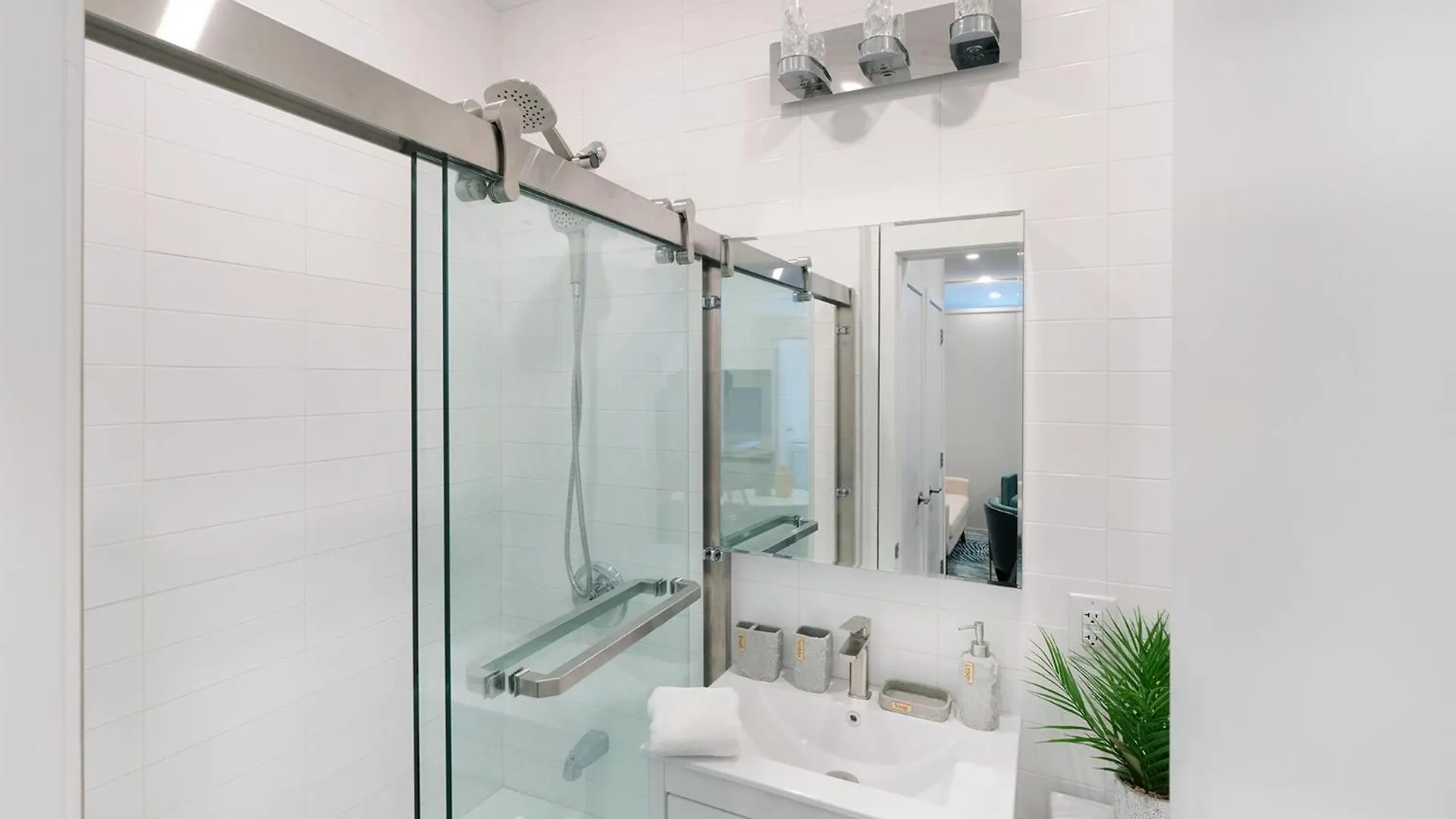 444-2C Beautiful 1Br Midtown West Apartment New York